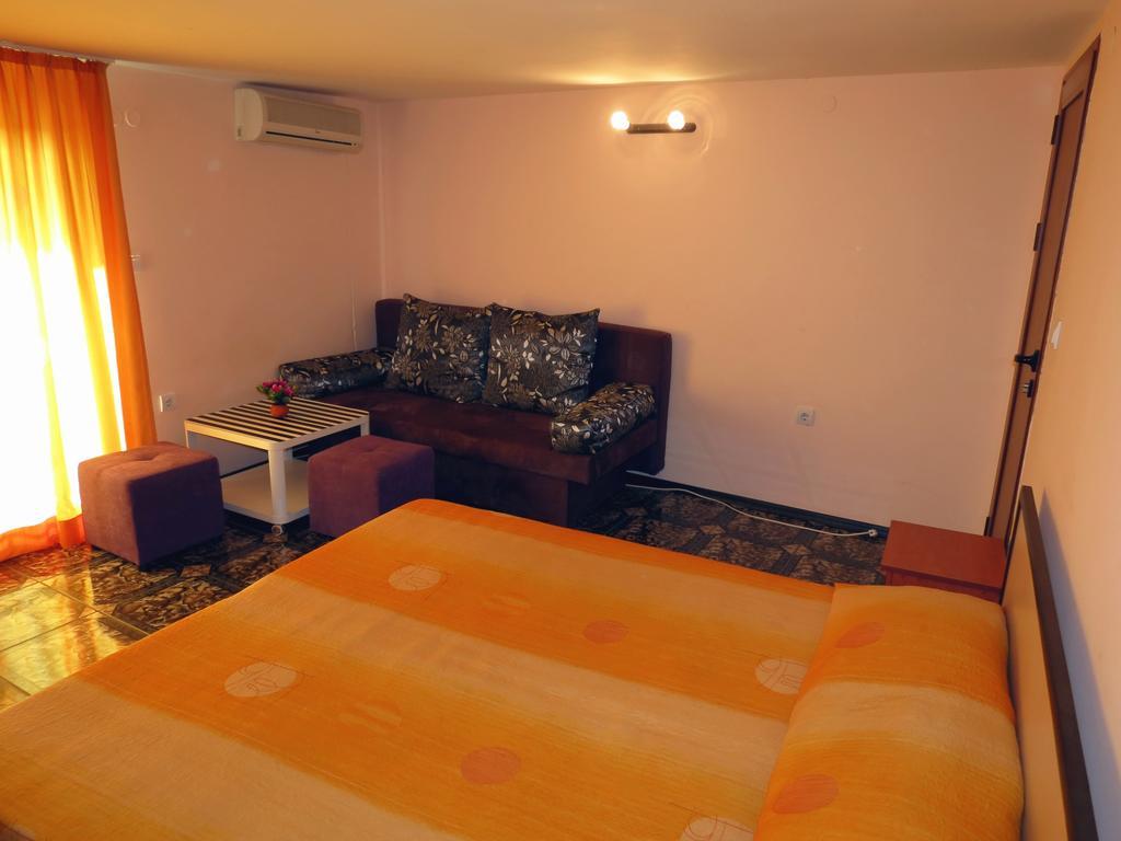 Family Hotel Lebed Nesebar Buitenkant foto