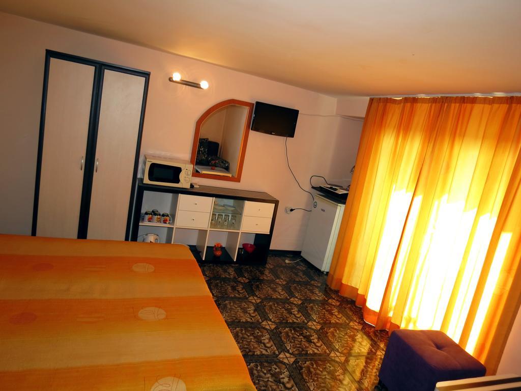 Family Hotel Lebed Nesebar Buitenkant foto