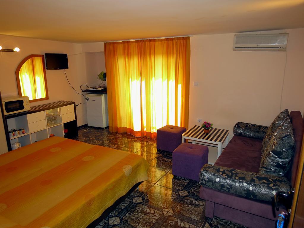 Family Hotel Lebed Nesebar Buitenkant foto